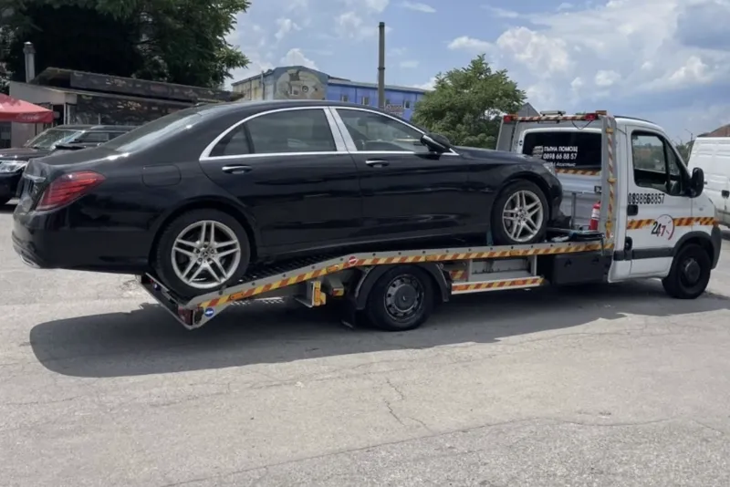 Черен Mercedes на платформата на репатрака